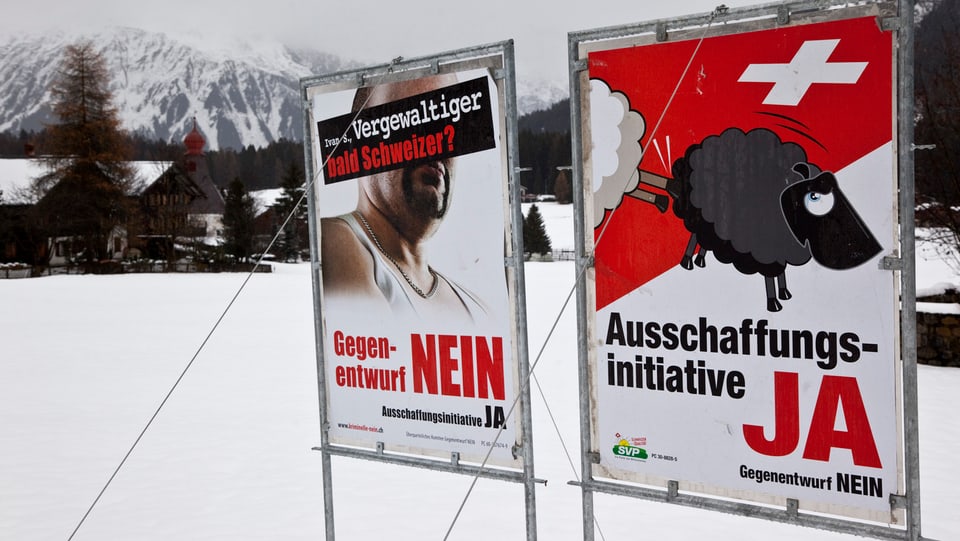 Abstimmungsplakate zur Ausschaffungsinitiative