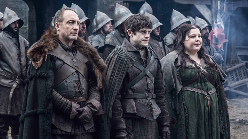 Das House Bolton in Staffel 5: Lord Roose, Sohn Ramsay und seine neue Frau Walda Frey.