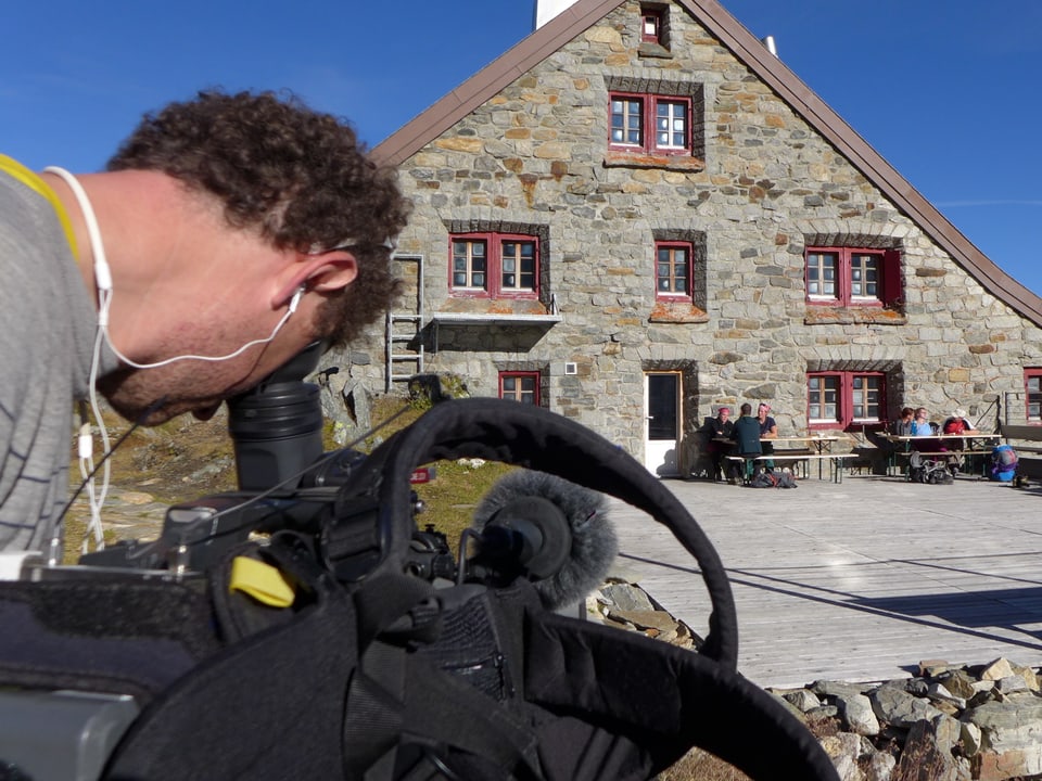 Kameramann filmt die Rotondohütte im Gotthardgebiet.