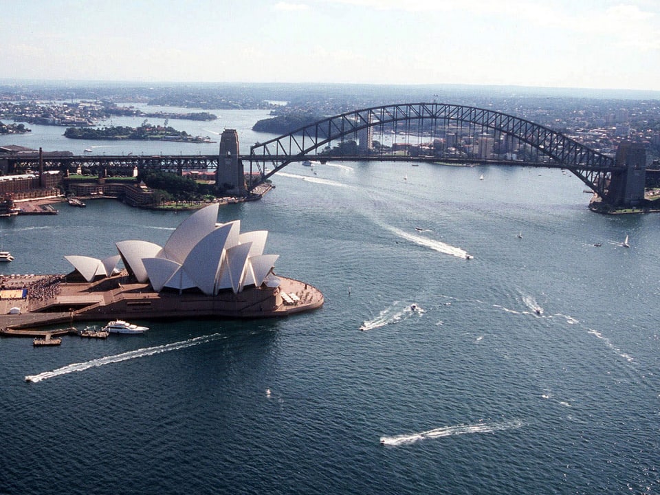 Das Opernhaus vor der Sydney Harbour Bridge.