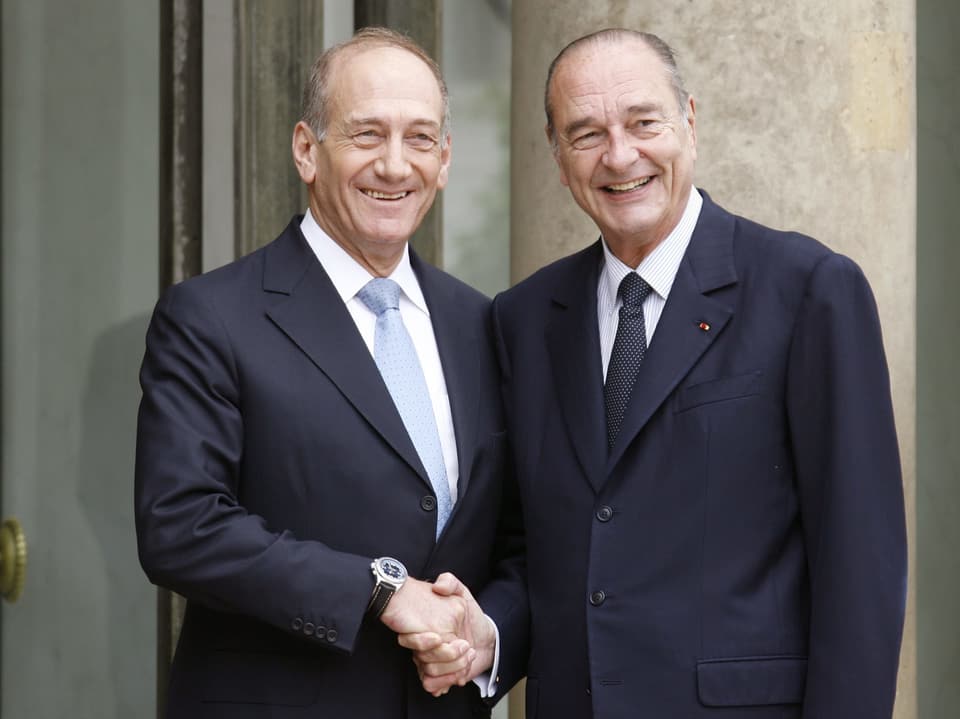 Chirac und Olmert schütteln die Hände.