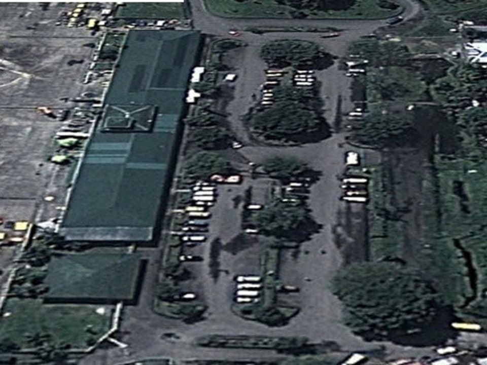Ein Luftbild des Flughafens Tacloban, alles ist grün und geordnet. 