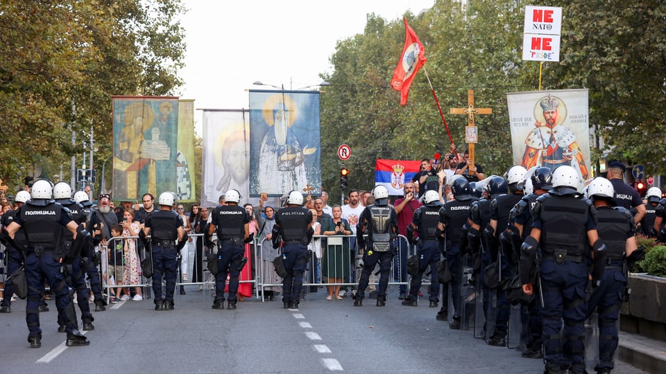 Polizisten verwehren Europridegegner den Weitermarsch in Belgrad.