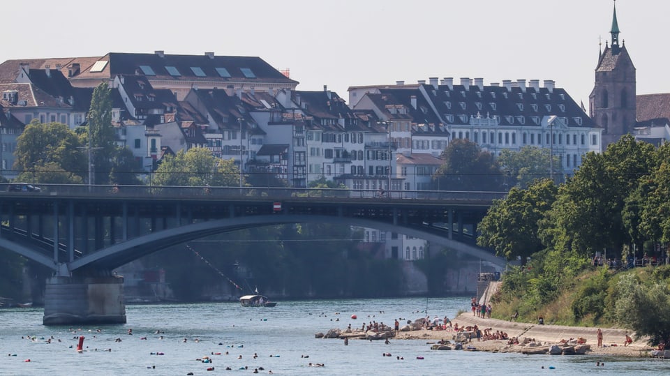 Blick auf Badende im Rhein.