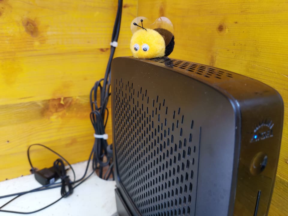 Eine Stoff-Biene auf dem Kontrollcomputer.
