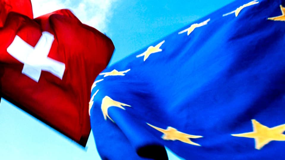 Die EU-Flagge und die Schweizer-Flagge