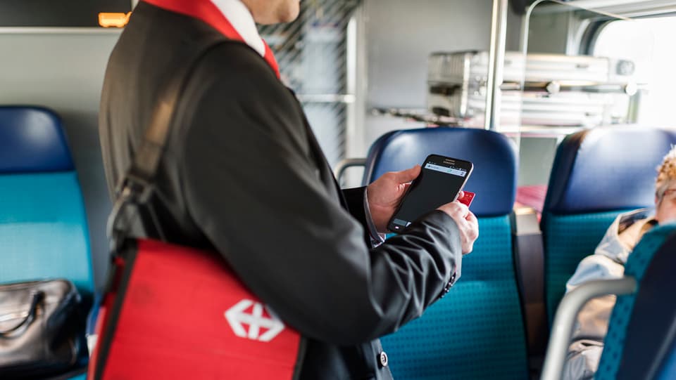 Billetkontrolleur kontrolliert Billet im Zug