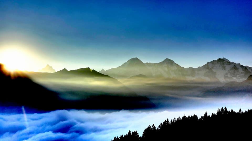 Nebelmeer und darüber Sonnenaufgang