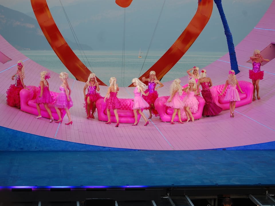 Rosarote Blondinen auf rosaroten Plasticsofas stehen für die affektierten Balls der Lady Capulet.