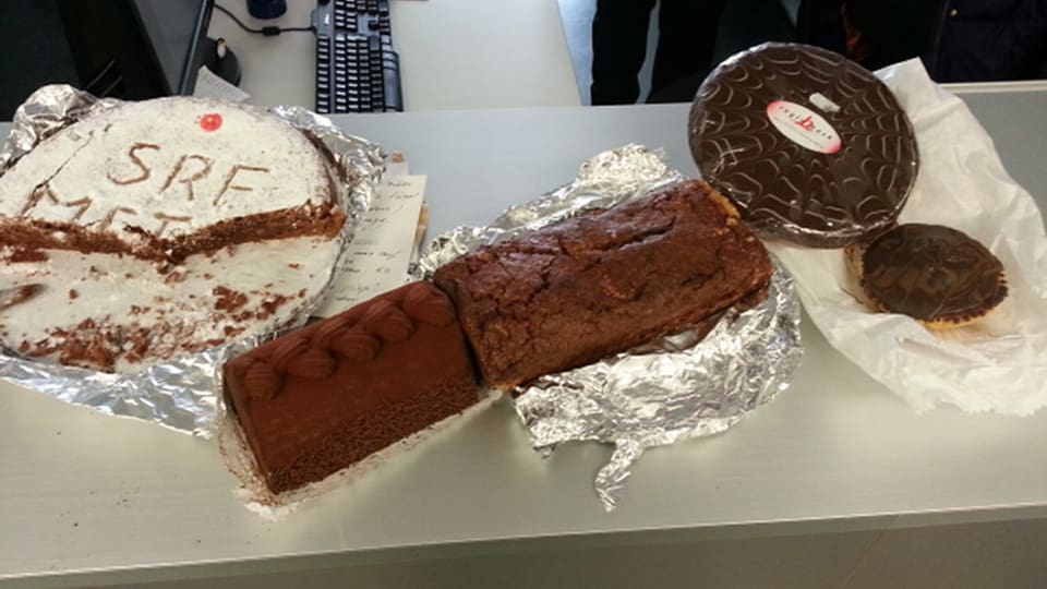 Geschenkt Mehrere Schoggikuchen im Büro von «SRF Meteo»