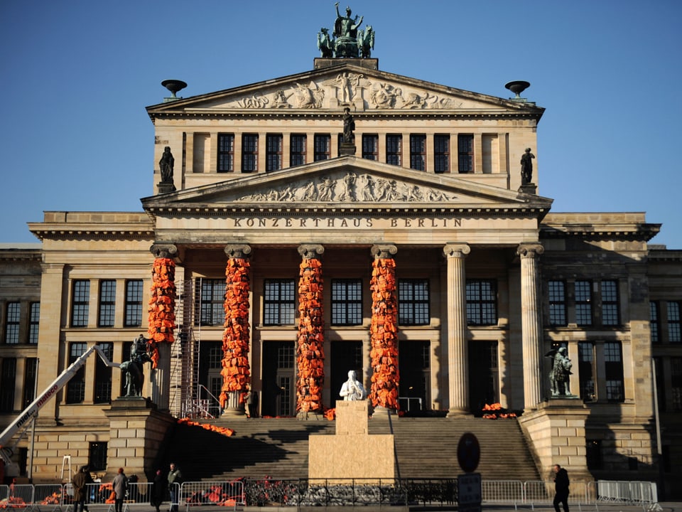 Schwimmwesten werden am Konzerthaus Berlin angebracht.