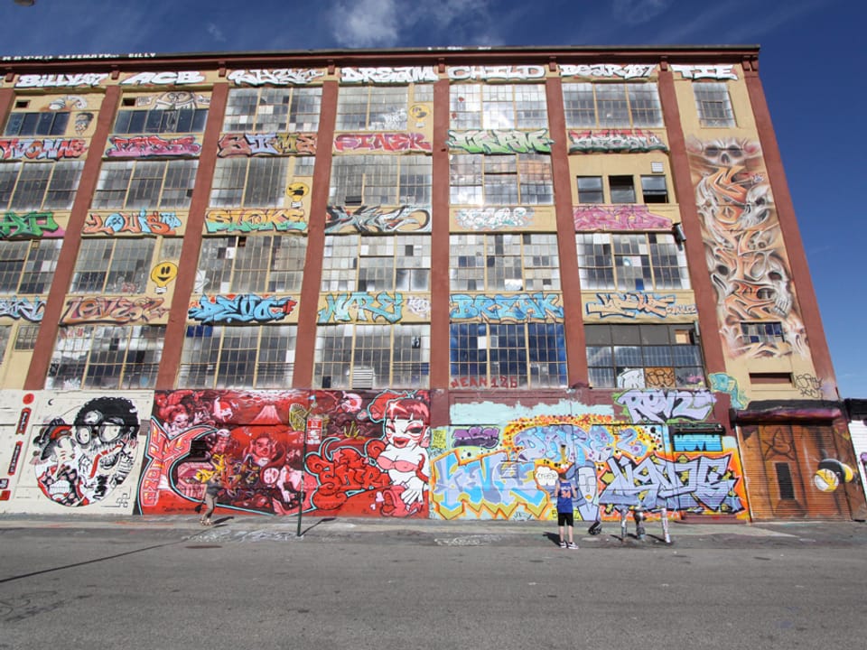 Ansicht des Gebäudes mit Graffitis