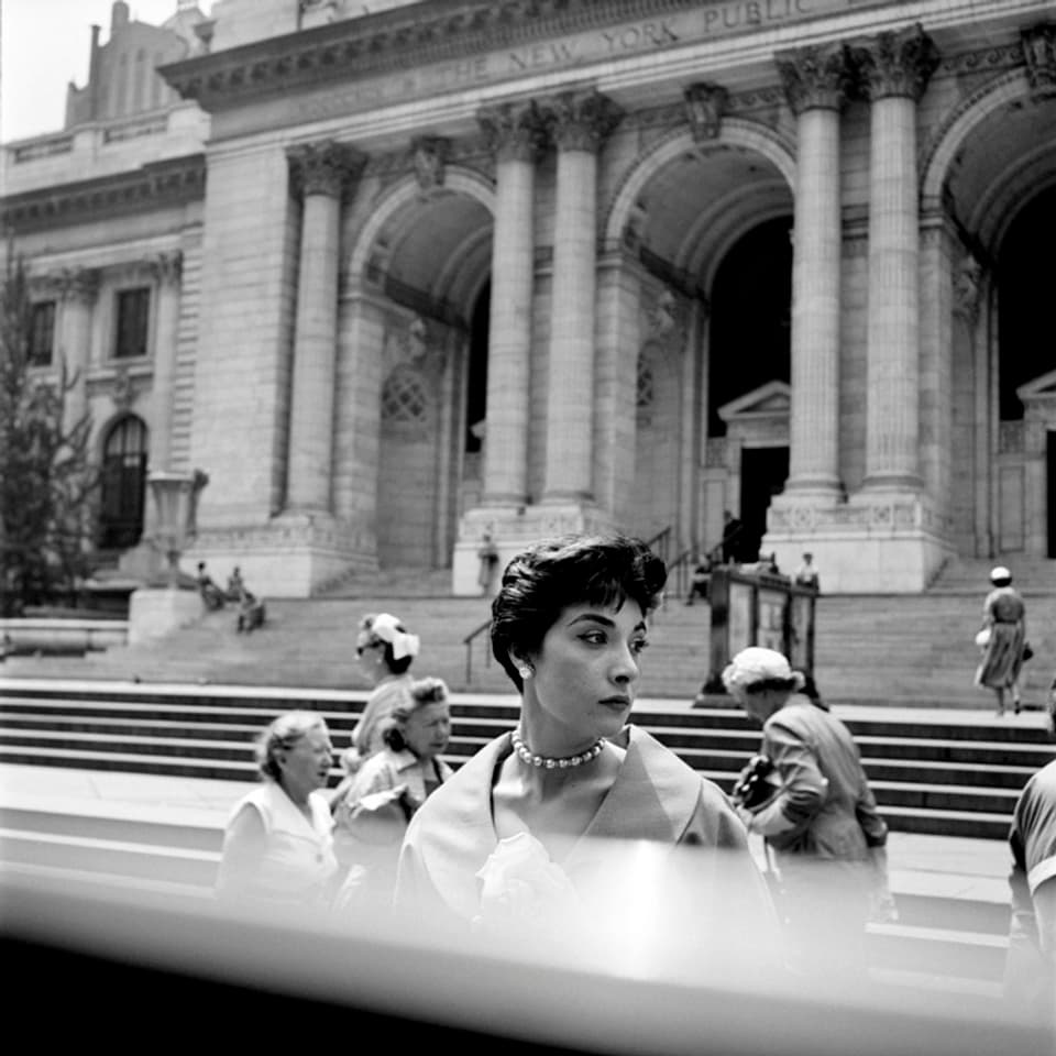 alte schwarz weiss Fotografie von einer schick gekleideten Frau aus den 60er jahren