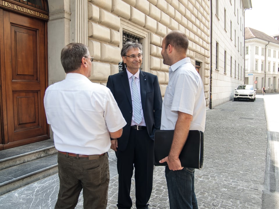 Guido Graf im Gespräch vor dem Luzerner Regierungsgebäude.