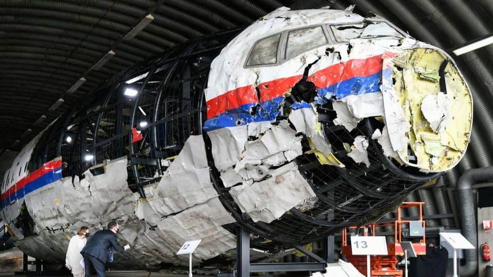 Das Flugzeugwrack wurde rekonstruiert – ein komplett zerstörtes Flugzeug.