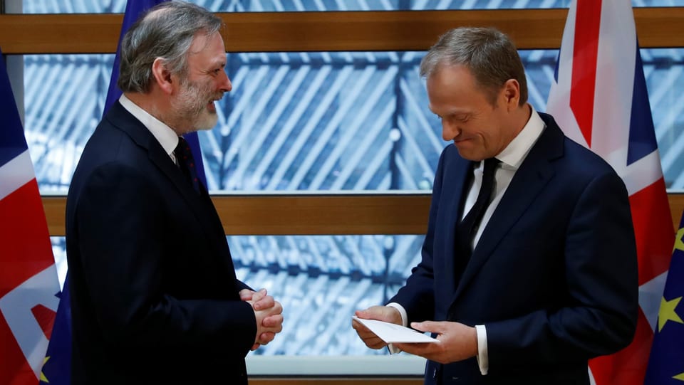 Der britische EU-Botschafter Tim Barrow überreicht EU-Ratspräsident Donald Tusk den Austrittsbrief.