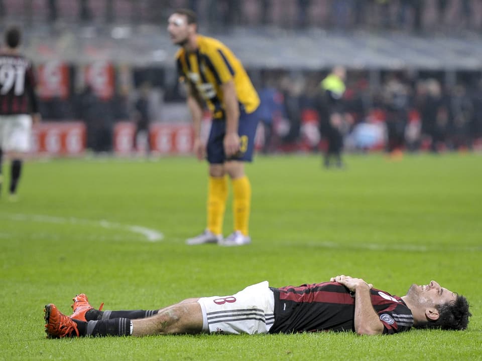 Giacomo Bonaventura enttäuscht nach dem Spiel am Boden liegend.