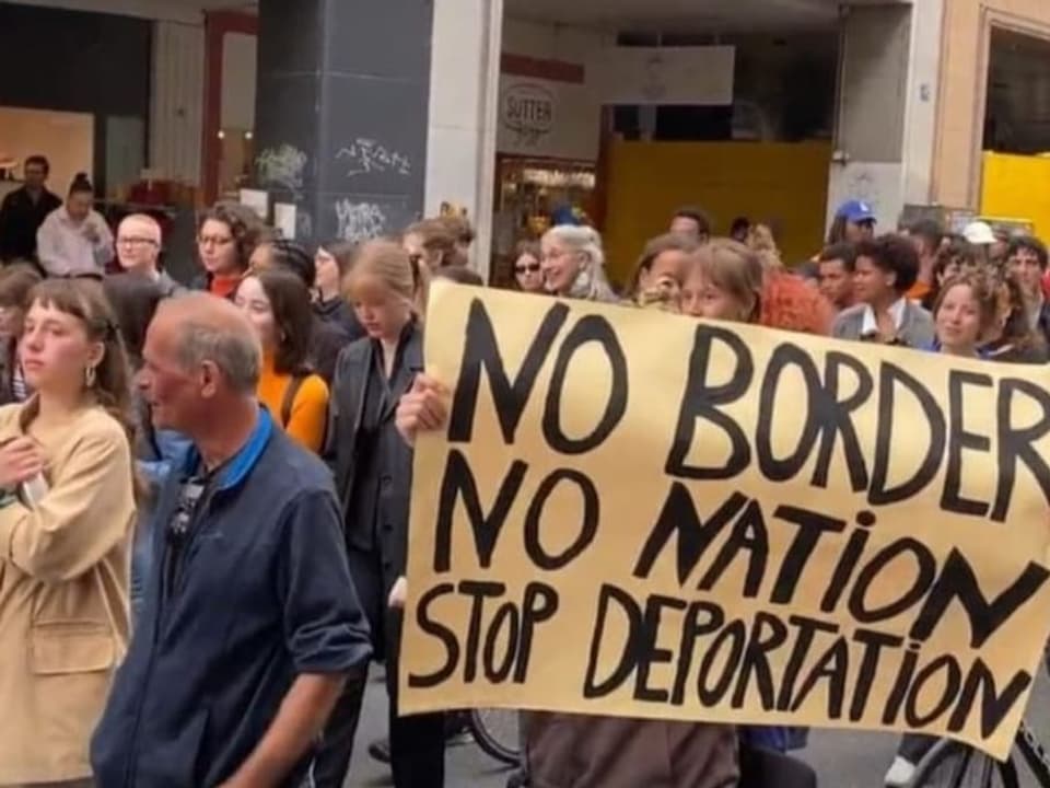 Leute an Demo mit «No border, No nation, stop deportation»-Transparent.