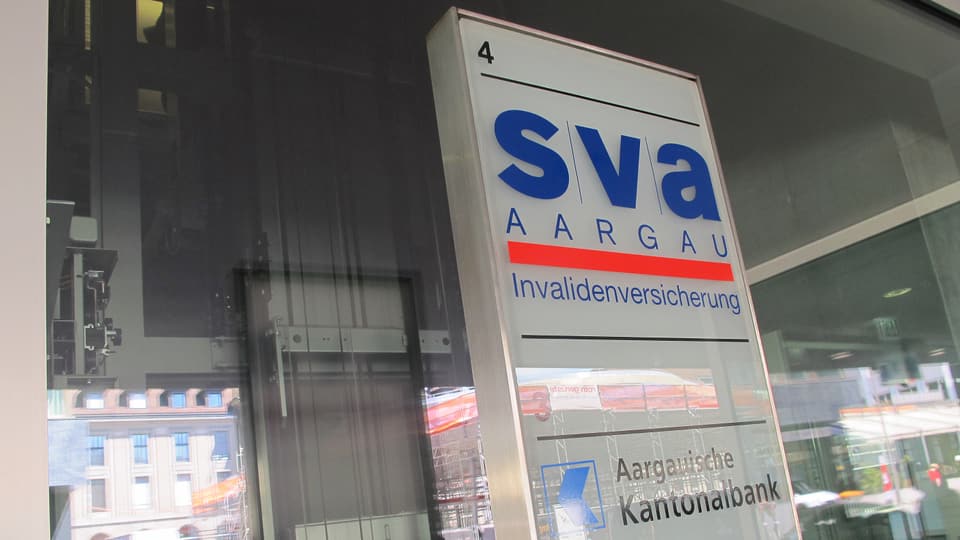 Logo der SVA vor dem Bürogebäude am Hauptbahnhof Aarau.