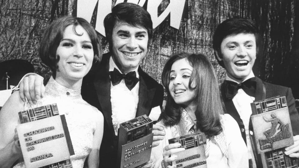 Vier Stars posieren mit Auszeichnungen für den Schlagerpreis 1968.