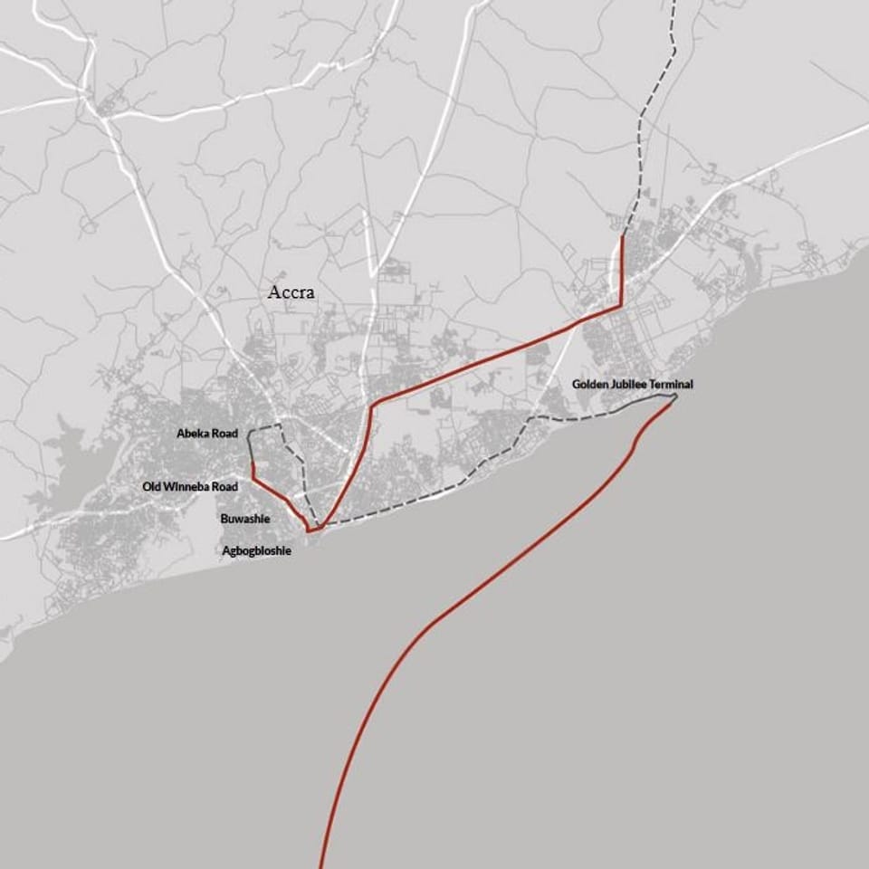 Auf einer Karte ist der genaue Weg des Schrottfernsehers nachgezeichnet. Eine Rote Linie führt vom Meer zum Hafen, dem Golden Jubilee Terminal, in die Vorstadt Accras.