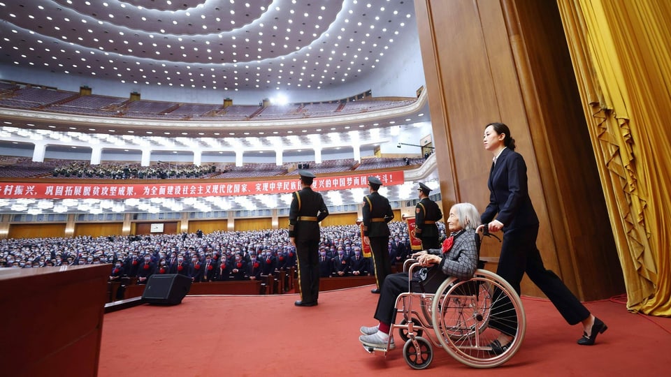 In der Grossen Halle des Volkes in Peking wurden am 25. Februar 2021 die Erfolge in der Armutsbekämpfung gefeiert und zahlreiche Kämpferinnen und Kämpfer für ihren Einsatz geehrt. Unter ihnen Xia Sen, ehemals Forscherin an der Akademie für Sozialwissenschaften.