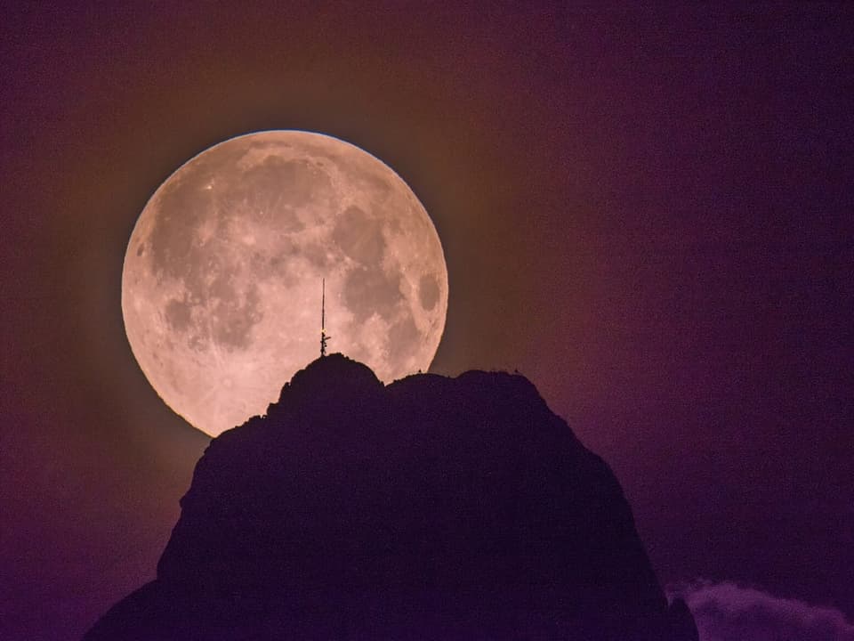 Vollmond hinter Berg