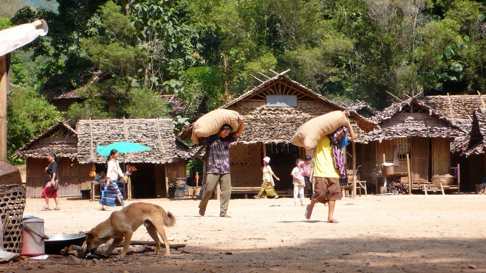 Menschen in einem Dorf in einem Regenwald in Asien 