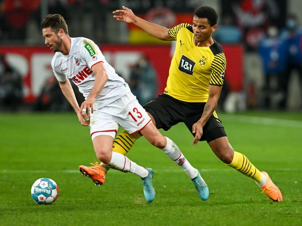 Kehrte in die Dortmunder Abwehrreihe zurück Manuel Akanji im Zweikampf