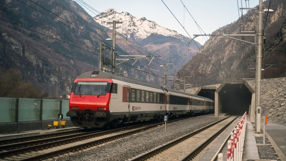 Ein Personenzug der SBB fährt ins Südportal des Gotthard-Basistunnels.