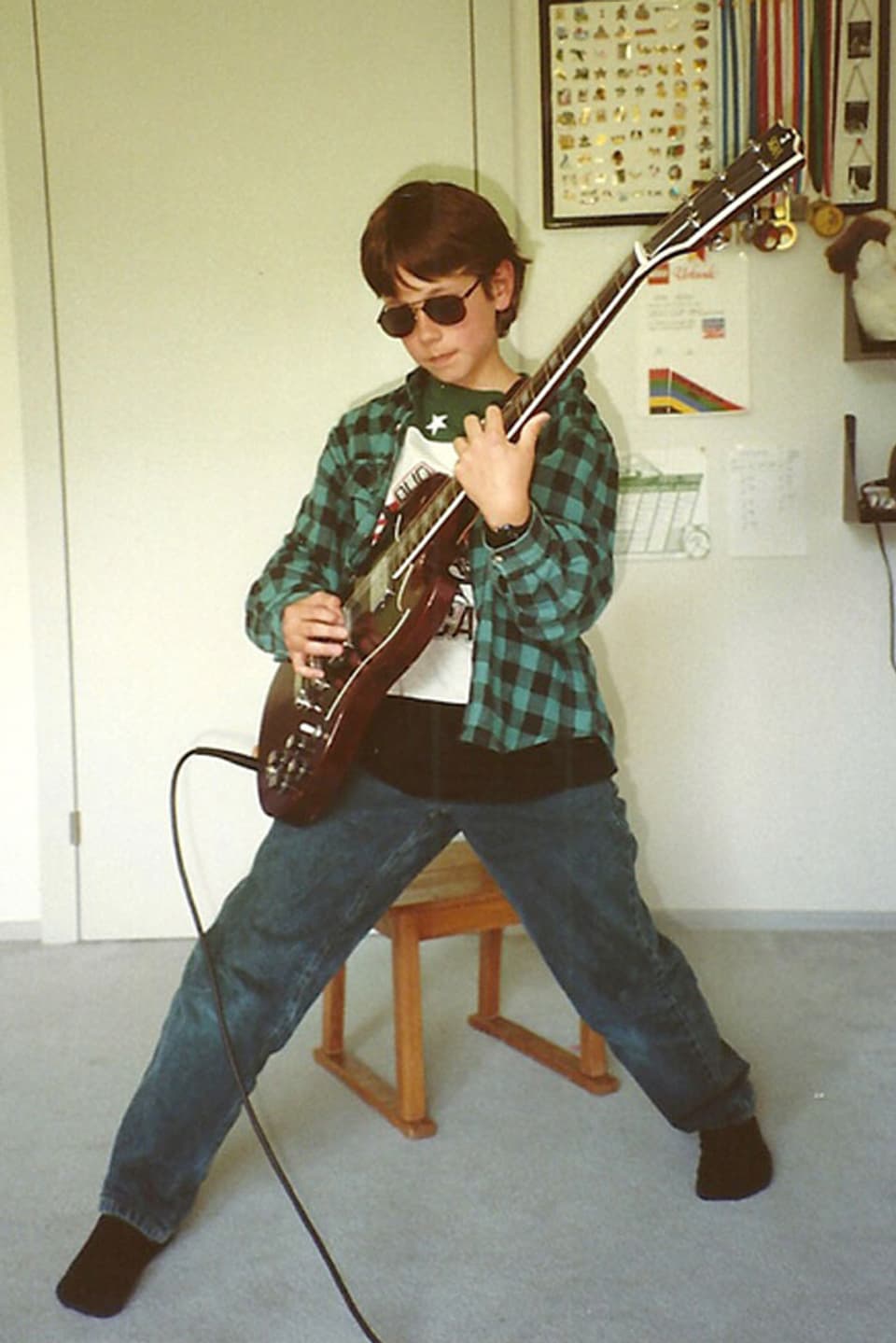 Schon früh die Idole nachgeahmt: Gitarre von Angus Young, Hemd von Curt Cobain.
