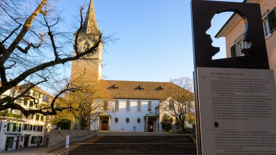 Die Silouette von Johann Caspar Lavater vor der Kirche St. Peter in Zürich.