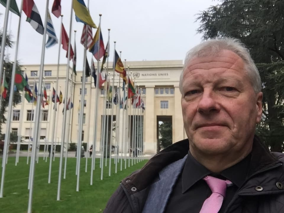 Selfie des UNO-Korrespondenten Fredy Gsteiger vor dem Uno-Hauptsitz in Genf.