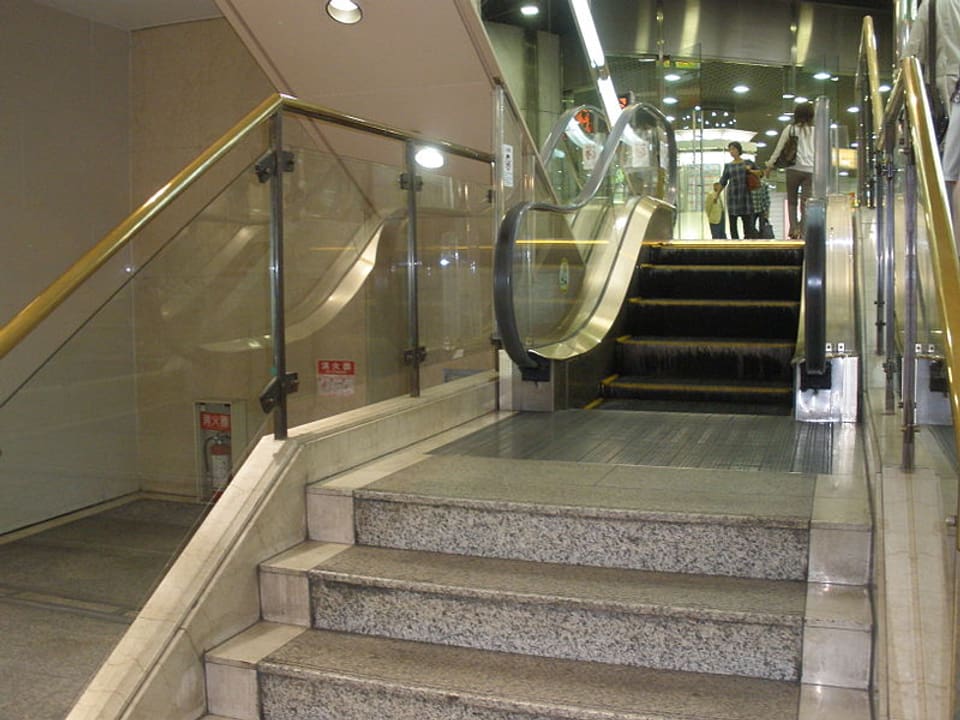 Das Bild zeigt die kürzeste Rolltreppe der Welt mit nur fünf Stufen.