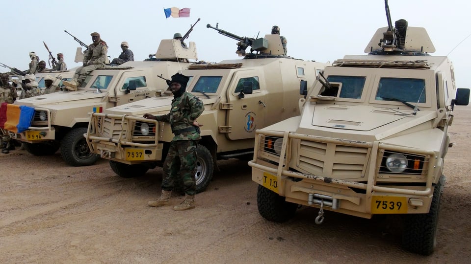 Malische und französische Truppen in der Wüste Malis.