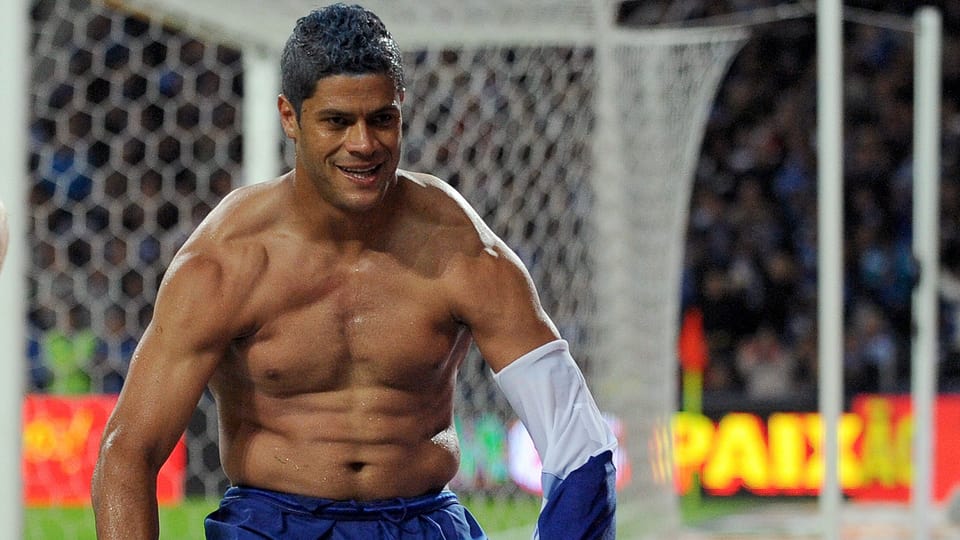 Hulk jubelt mit nacktem Oberkörper nach einem Tor für Porto.