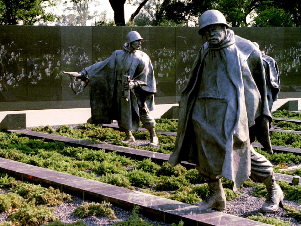 Zwei überlebensgrosse Stahlstatuen, die Soldaten symbolisieren.