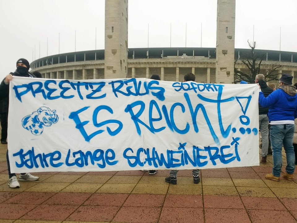 Hertha-Fans mit einem Plakat.