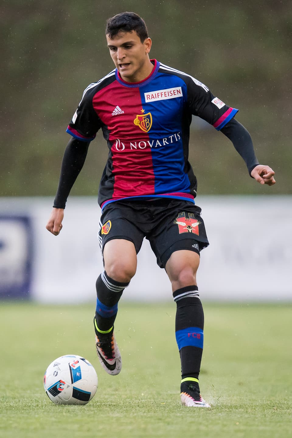 Mohamed Elyounoussi vom FC Basel führt mit rechts den Ball.