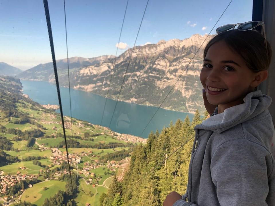 Sophie und ihr Team geniessen eine wunderschöne Aussicht, aus der Gondelbahn, auf den Walensee (Kanton Zürich).