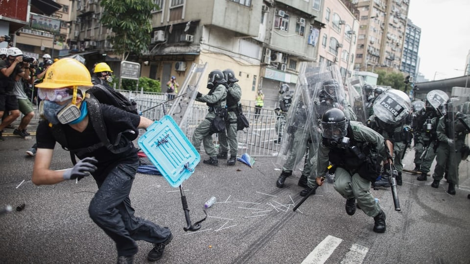 Demonstranten stossen mit der Polizei zusammen in Hongkong.