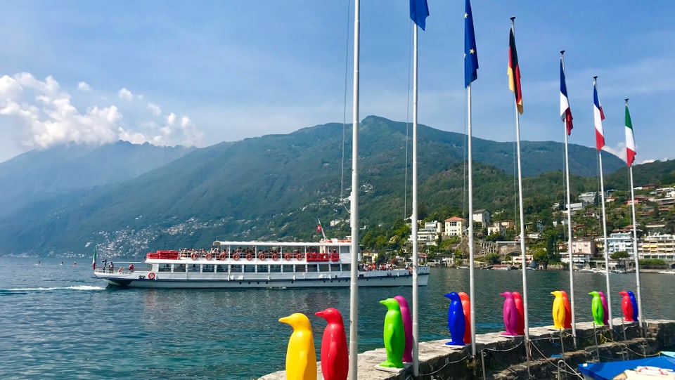 Auch im Süden warm Kursschiff auf dem Lago Maggiore beim Anlegen in Ascona.