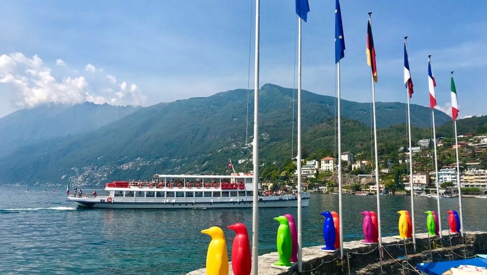 Kursschiff auf dem Lago Maggiore beim Anlegen in Ascona.