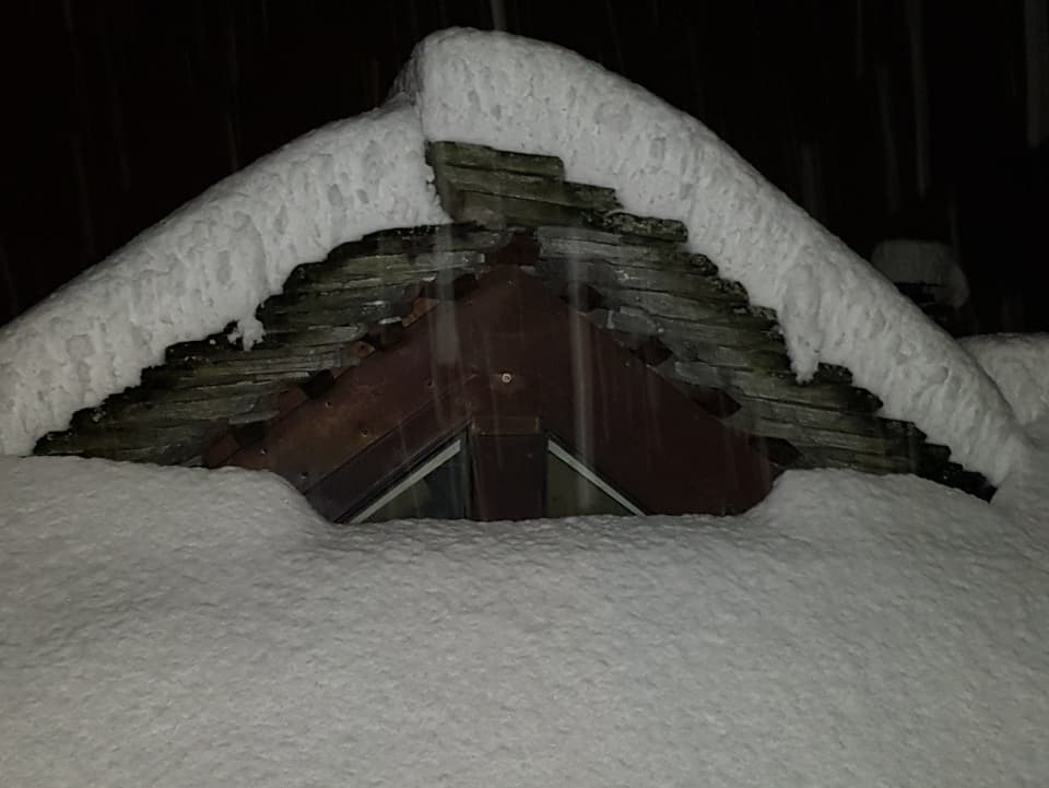 Ein Blick auf ein Dach mit viel Schnee.
