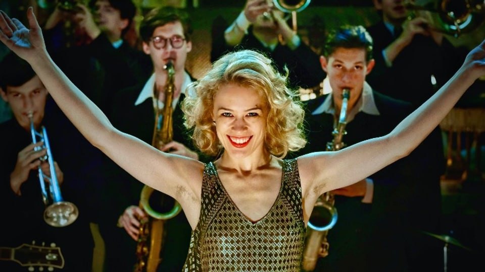 Paula Beer als Stella Goldschlag, lächelnd im Glitzerkostüm auf der Jazzbühne.