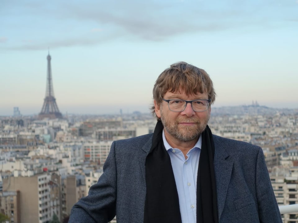 Frankreich-Korrespondent Daniel Voll steht in Paris mit dem Eiffelturm im Hintergrund.