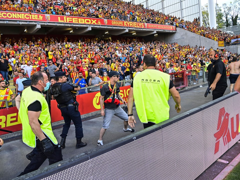 Zuschauer stürmen bei Lens gegen Lille das Feld.