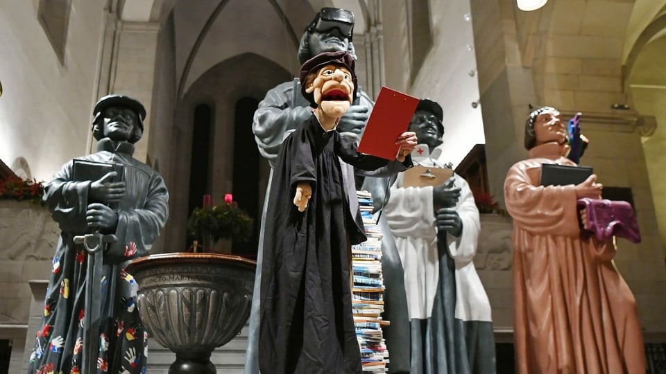 Zwingli Figuren in einer Kirche.
