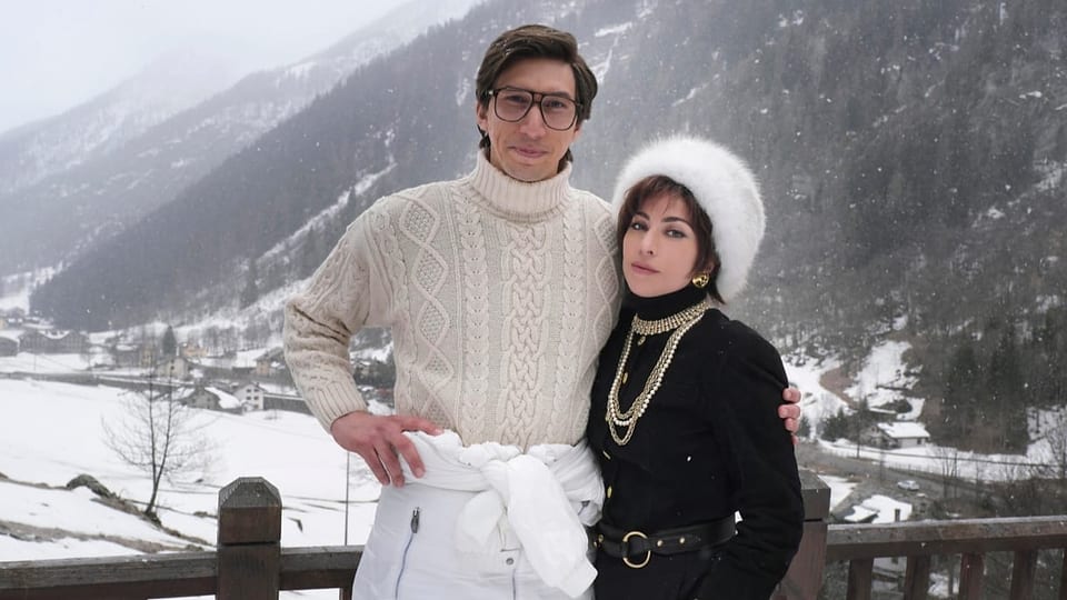 Filmszene: Ein Paar in Winterkleidung vor verschneiter Landschaft