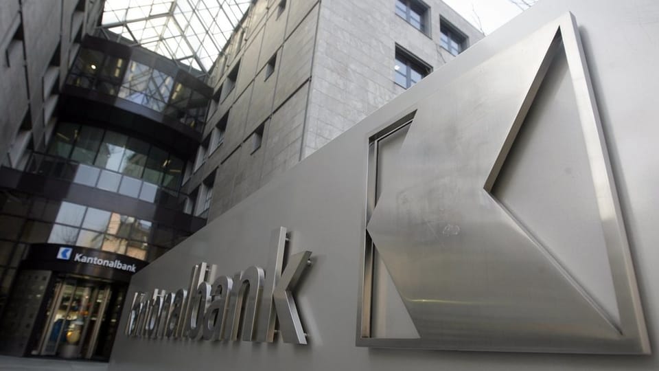 Logo der AKB vor dem Sitz der Bank.